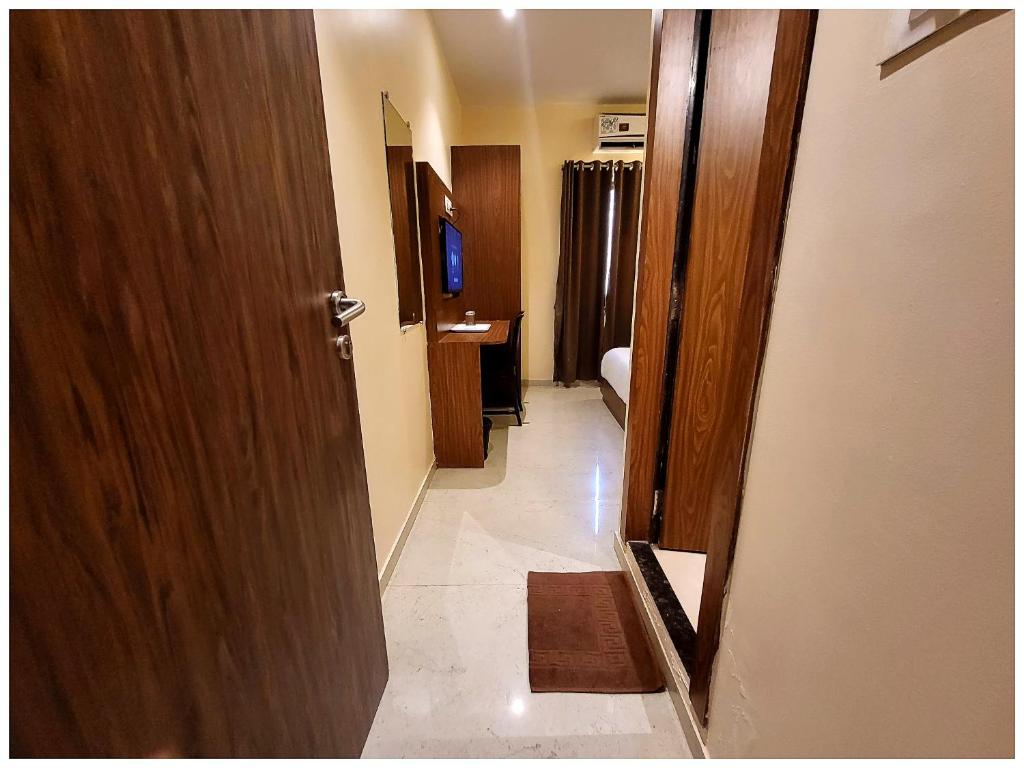 Fotografie z fotogalerie ubytování PREMIUM HOTEL S D Near Railwary Station Maa Mansa Devi Temple - Fully Air conditioned Room - Lift And Parking Available -Best Hotel In Haridwar v destinaci Haridvár