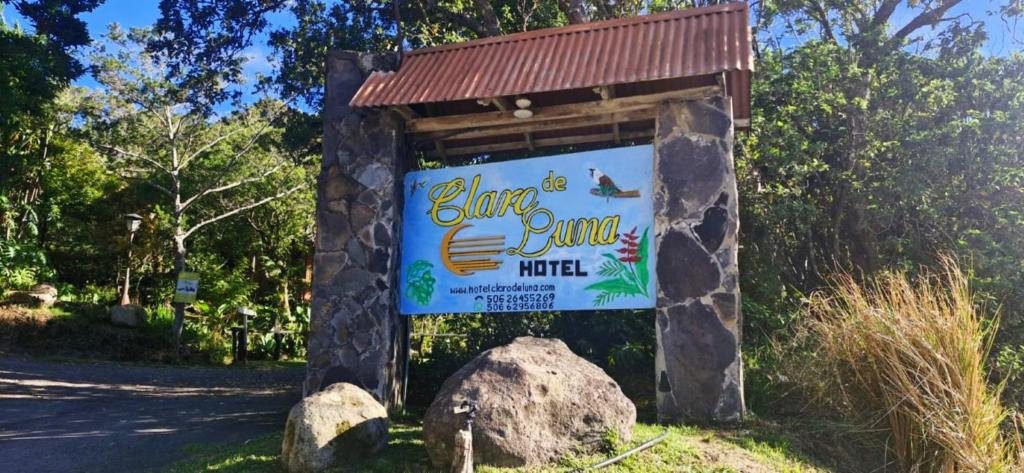 a sign for a bluebonneau motel with a rock at Hotel Claro de Luna in Monteverde Costa Rica