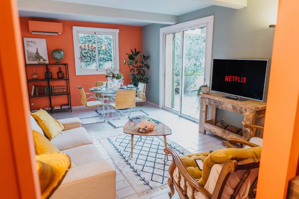 un salon avec un canapé et une cheminée dans l'établissement Maison Vintage & Confort - Jardin - 10min mer, à La Seyne-sur-Mer