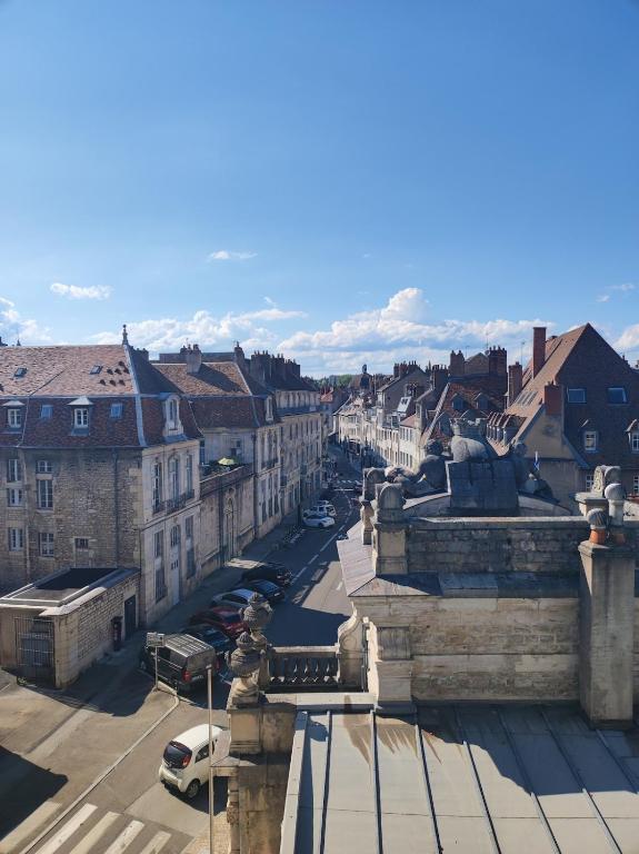 une vue d'une ville avec des bâtiments et une rue dans l'établissement Hyper centre les martelos, à Besançon