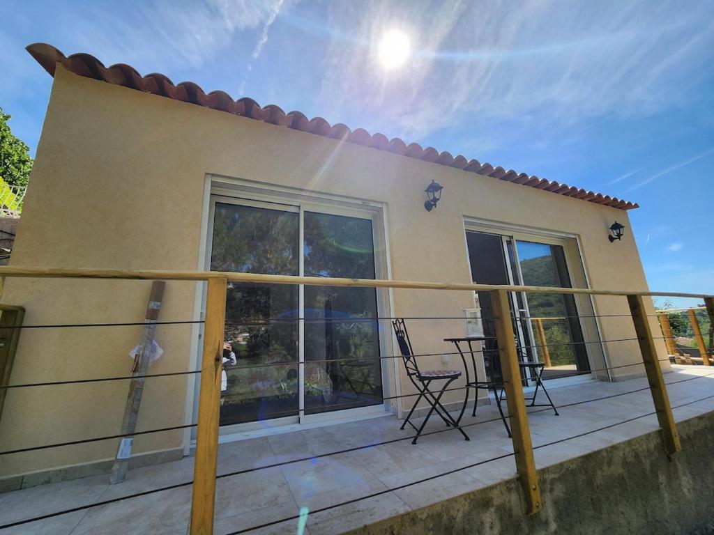 une maison construite sur une terrasse dans l'établissement maison individuelle, à Tourrette-Levens