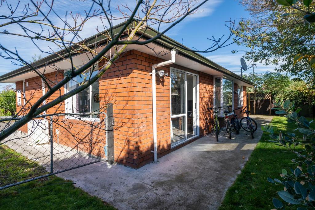 Privacy, comfort and a lot more - entire 2 bedroom house with free cycles - Resim 1