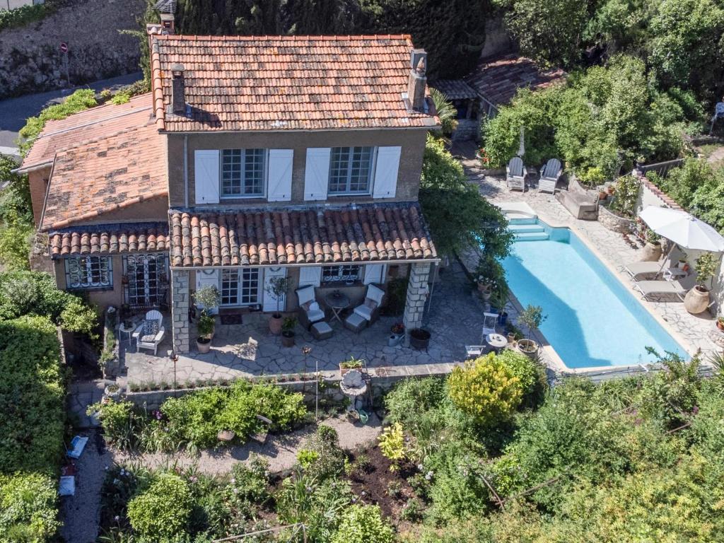 une vue aérienne d'une maison avec piscine dans l'établissement Charme, à Callian