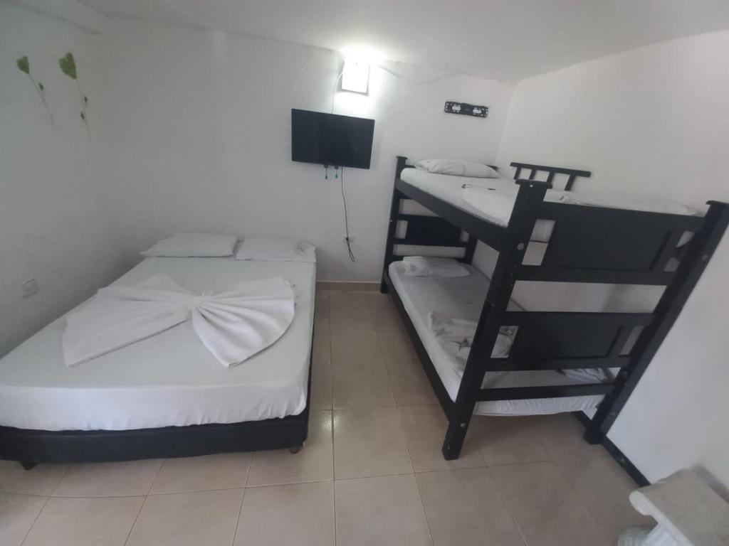 Una pequeña habitación con una litera y una escalera. en Hotel vista mar, en Santa Marta