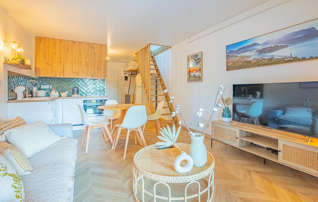 un salon avec un canapé et une table dans l'établissement La Galinette, Vue mer, Climatisation, Fibre, à Saint-Cyr-sur-Mer