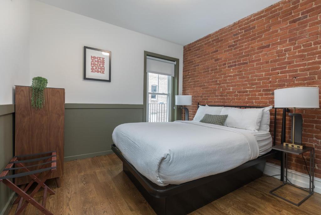 Postel nebo postele na pokoji v ubytování 304 Newbury Street by Thatch