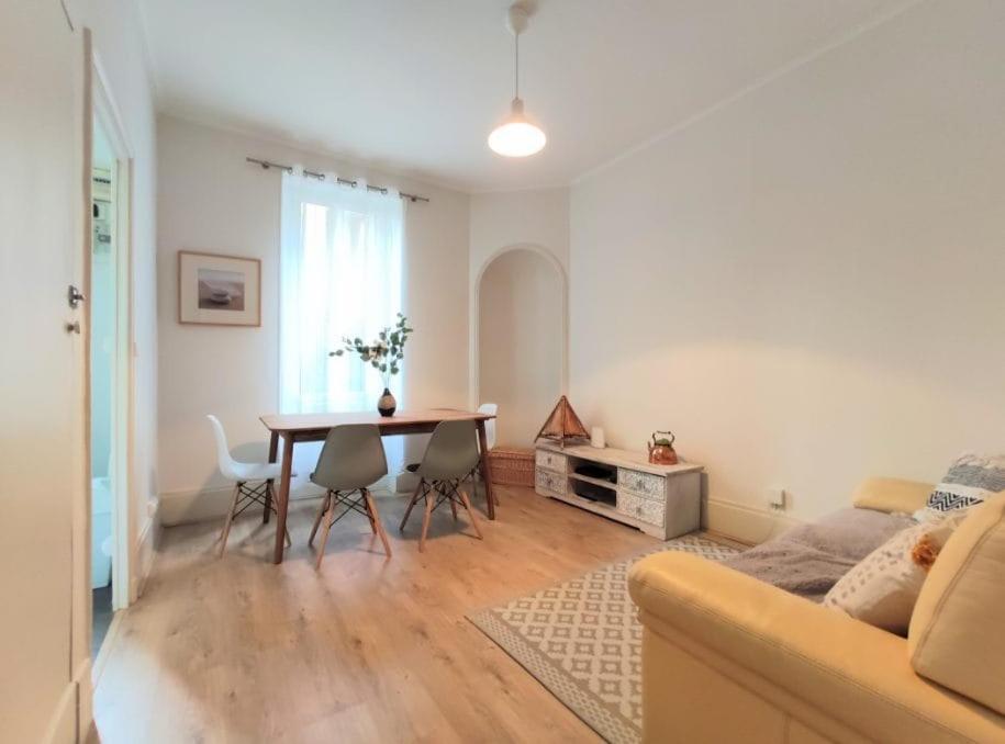 un salon avec une table et un canapé dans l'établissement Logement COSY proche centre-ville - WiFi, à Dijon