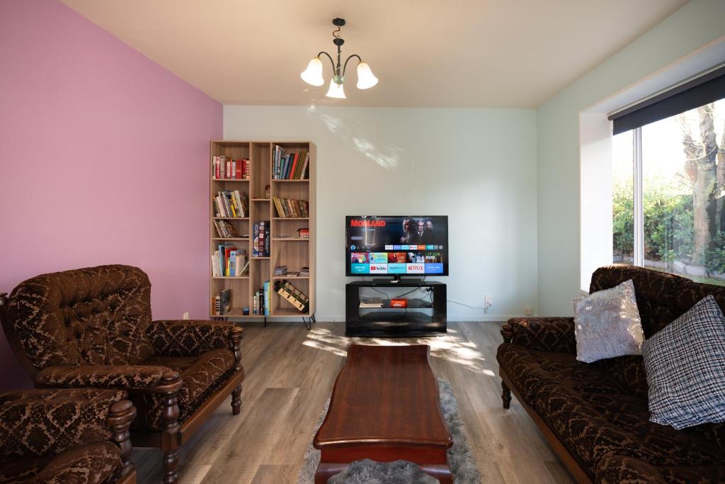 Privacy, comfort and a lot more - entire 2 bedroom house with free cycles - Resim 3