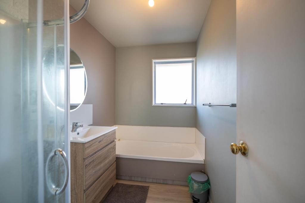 Privacy, comfort and a lot more - entire 2 bedroom house with free cycles - Resim 10