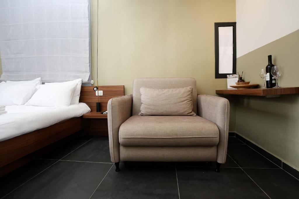 Postel nebo postele na pokoji v ubytování Domus Carmel Hotel