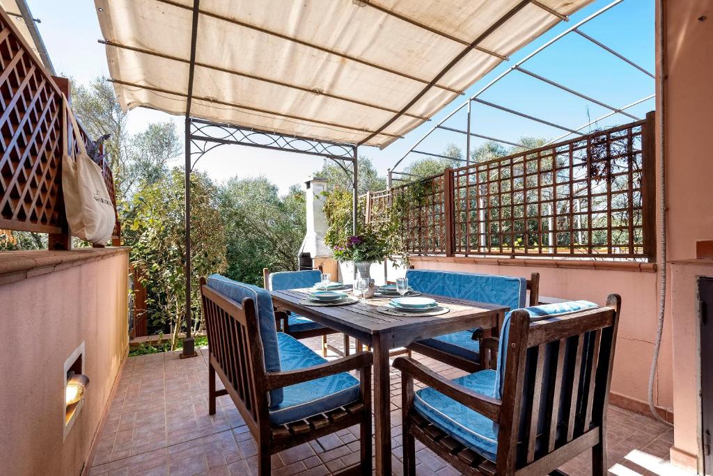 an outdoor dining room with a table and chairs at Sardinia Re - Casa Ginestra in Stintino