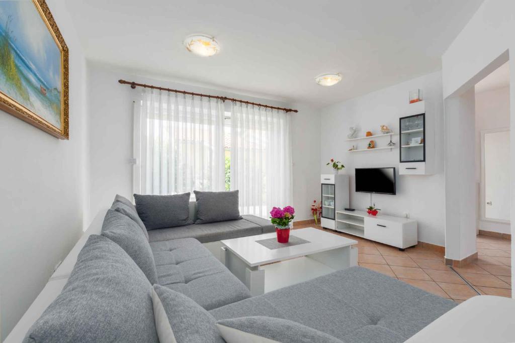 Telewizja i/lub zestaw kina domowego w obiekcie Holiday home in Porec/Istrien 10330