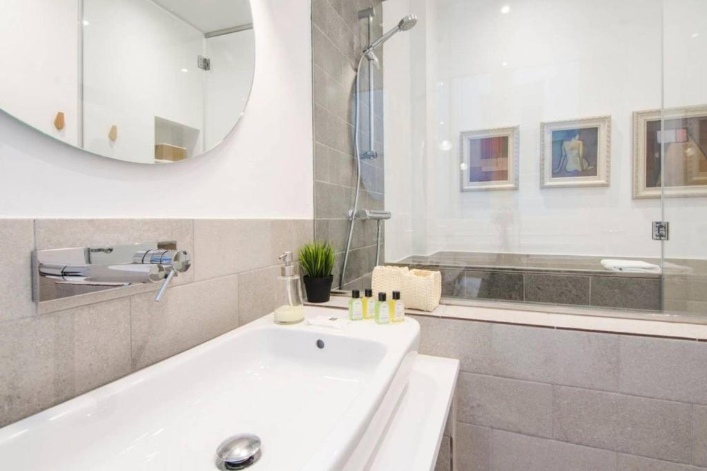 Koupelna v ubytování Renovated and Modern- 3Bd 2Bth- Anton Martin