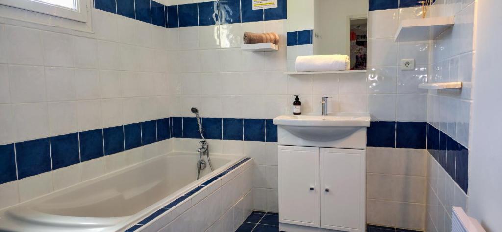 Ein Badezimmer in der Unterkunft Gîte Palma, vue exceptionnelle vallée Provençale