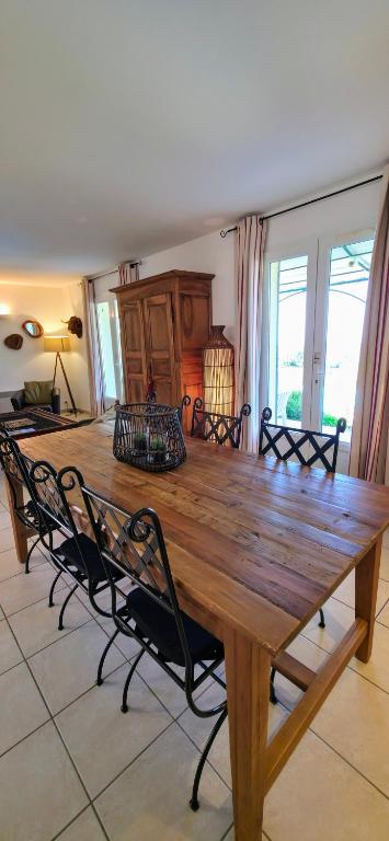 Ein Sitzbereich in der Unterkunft Gîte Palma, vue exceptionnelle vallée Provençale