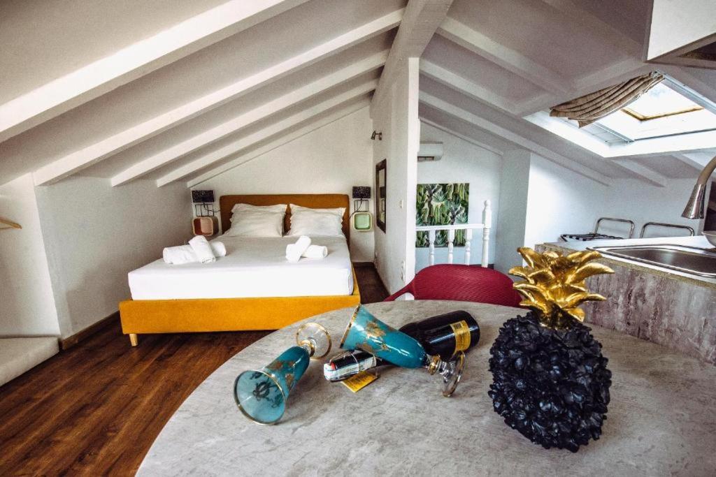 une chambre avec un lit et des skateboards au sol dans l'établissement Summer Me - Corfu Downtown Studios, à Corfou