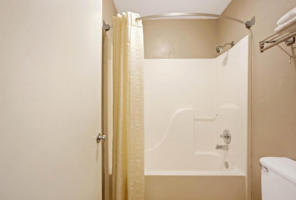 Super 8 by Wyndham Oklahoma/Frontier City photo