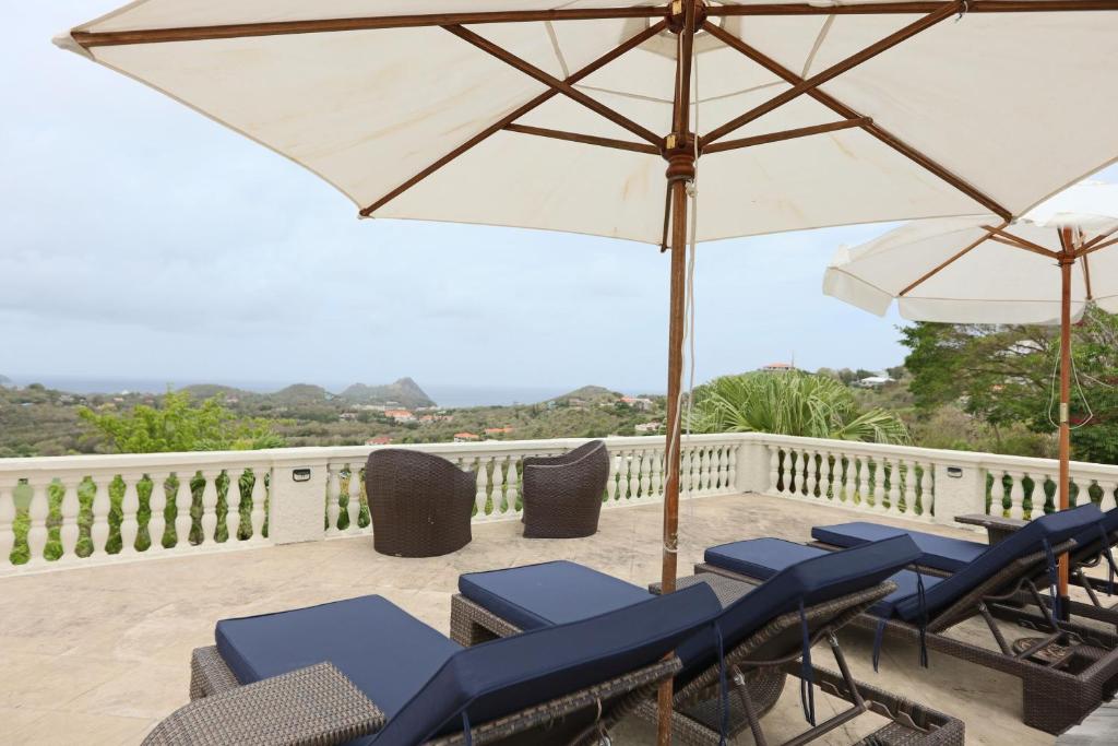 Cap Pavilion, St Lucia 6 bed luxury villa, private pool, gardens and 360' sea views的阳台或露台
