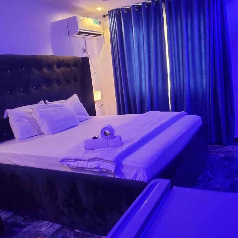 Postel nebo postele na pokoji v ubytování WELTONS Apartment BABA YUSUF