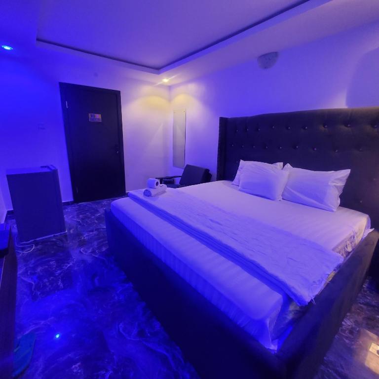 Postel nebo postele na pokoji v ubytování WELTONS Apartment BABA YUSUF
