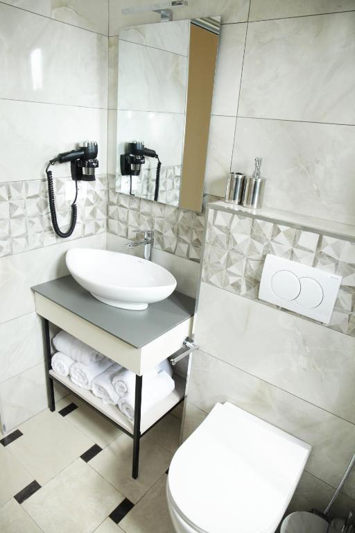 Ένα μπάνιο στο Mejsi Studio Apartment