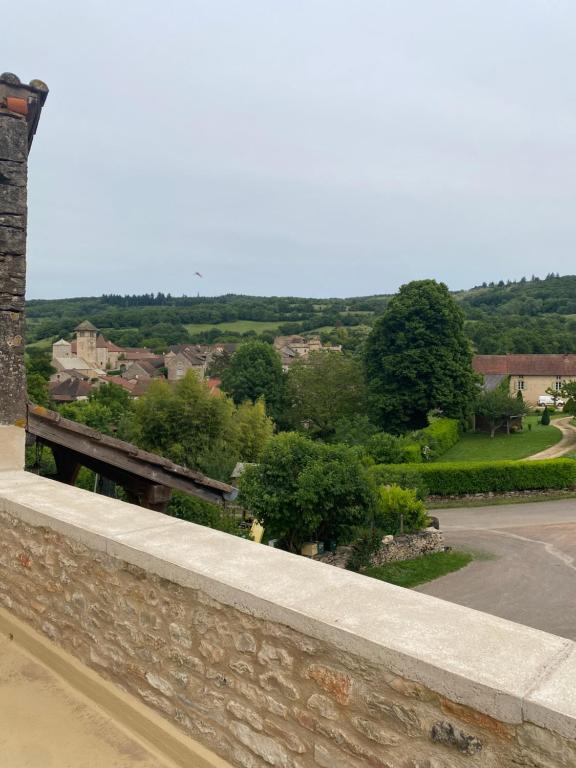 - une vue sur la ville depuis le haut d'un mur dans l'établissement La Grange de la Fiole, à Blanot