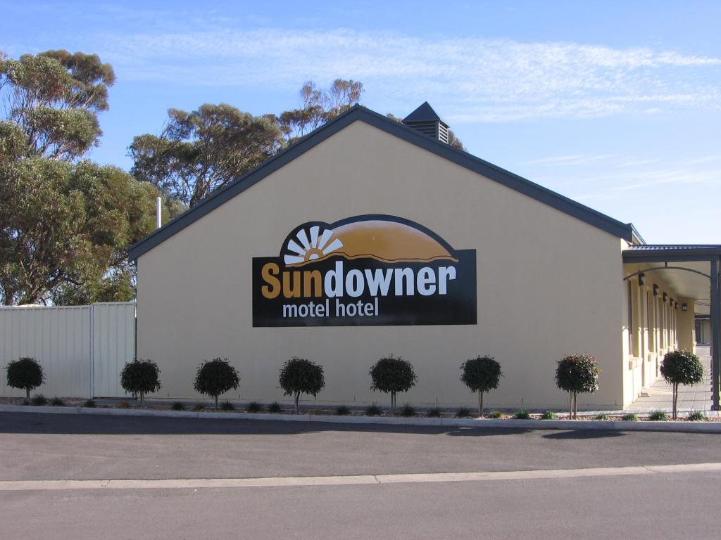 Sundowner Motel Hotel في وايالا: مبنى عليه لافته