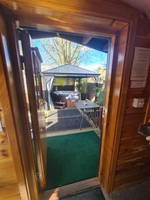 Foto dalla galleria di Cypress Log Cabins Accommodation a Godshill