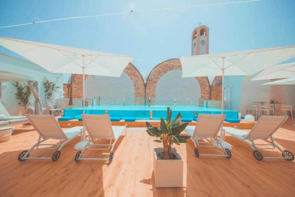 Bazén v ubytování Cleros Sky Lounge nebo v jeho okolí