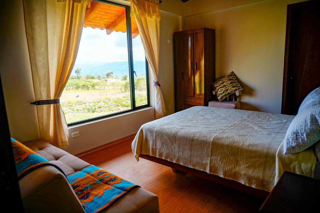Postel nebo postele na pokoji v ubytování Laguna de Cuicocha Guest House