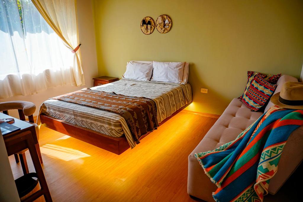 Postel nebo postele na pokoji v ubytování Laguna de Cuicocha Guest House