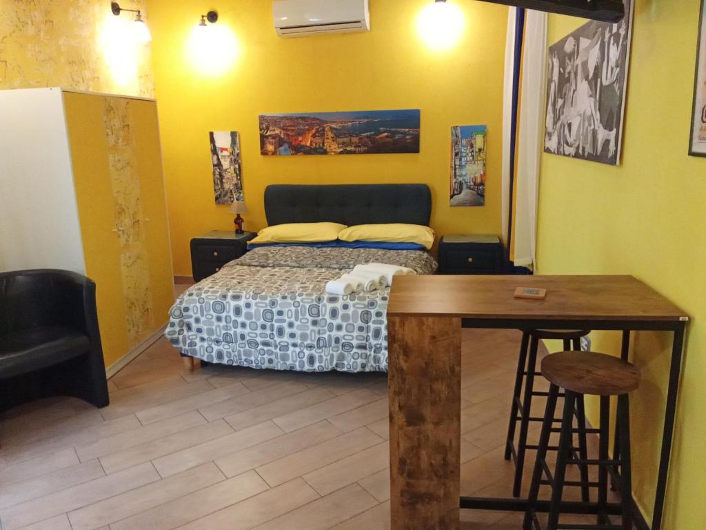 Un dormitorio con una cama y una mesa dentro. en Bonbon House, en Nápoles