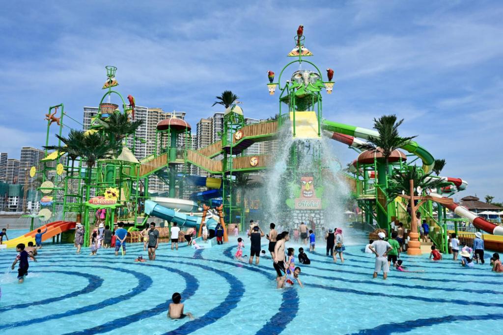 a group of people at a water park at Tom Homestay - Vinhomes Grand Park in Long Bình