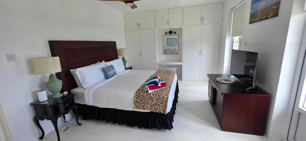 Cap Pavilion, St Lucia 6 bed luxury villa, private pool, gardens and 360' sea views客房内的一张或多张床位