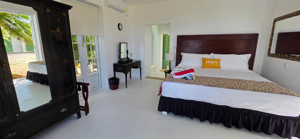 Cap Pavilion, St Lucia 6 bed luxury villa, private pool, gardens and 360' sea views客房内的一张或多张床位