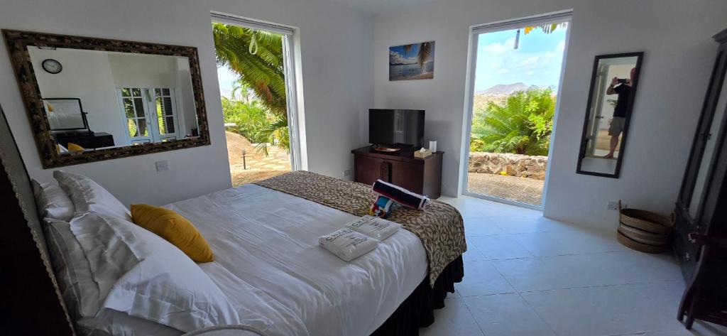 Cap Pavilion, St Lucia 6 bed luxury villa, private pool, gardens and 360' sea views客房内的一张或多张床位