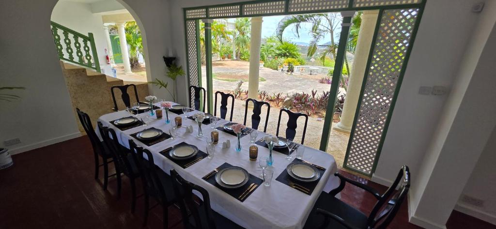 Cap Pavilion, St Lucia 6 bed luxury villa, private pool, gardens and 360' sea views餐厅或其他用餐的地方