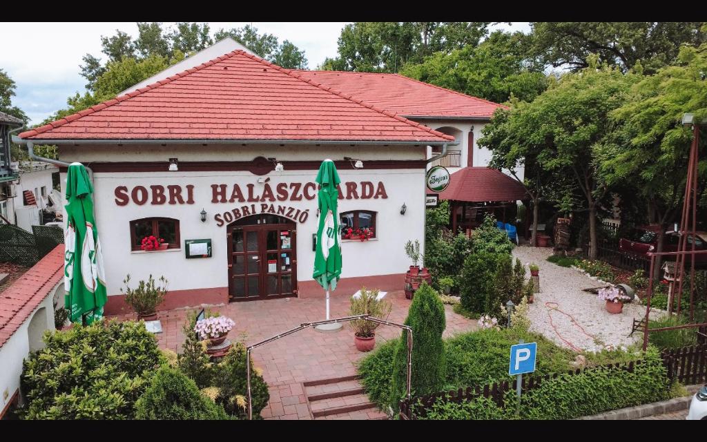 budynek z napisem „sonar haasosaosa” podobieństwo w obiekcie Sobri Halászcsárda és Panzió w mieście Baja