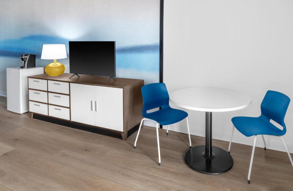 TV a/nebo společenská místnost v ubytování Montauk Blue Hotel