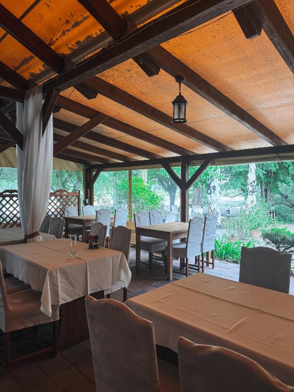 Restauracja lub miejsce do jedzenia w obiekcie Sobri Halászcsárda és Panzió
