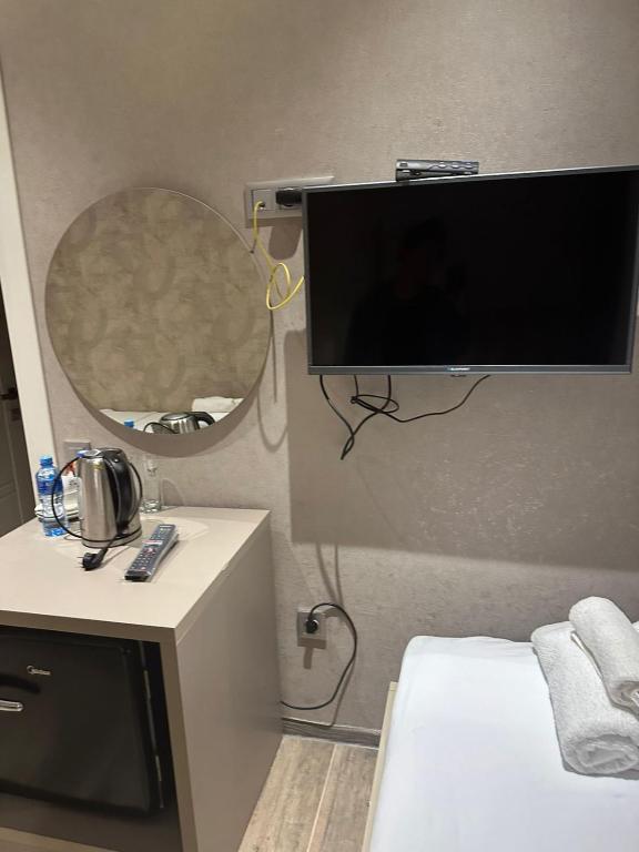 TV a/nebo společenská místnost v ubytování Emerald Hotel