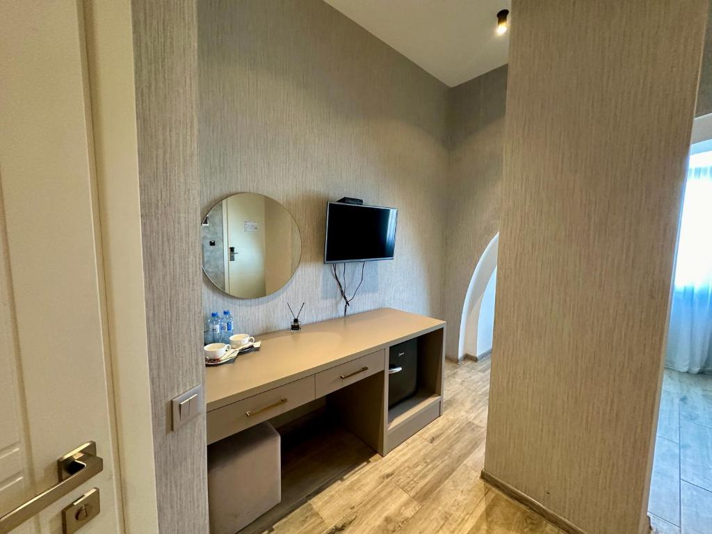 TV a/nebo společenská místnost v ubytování Emerald Hotel