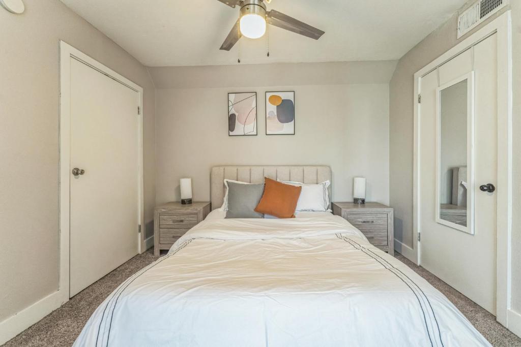 a bedroom with a bed and a ceiling fan at Stratton 2501f I Comfy 2 Bed 2 Bath in Arlington