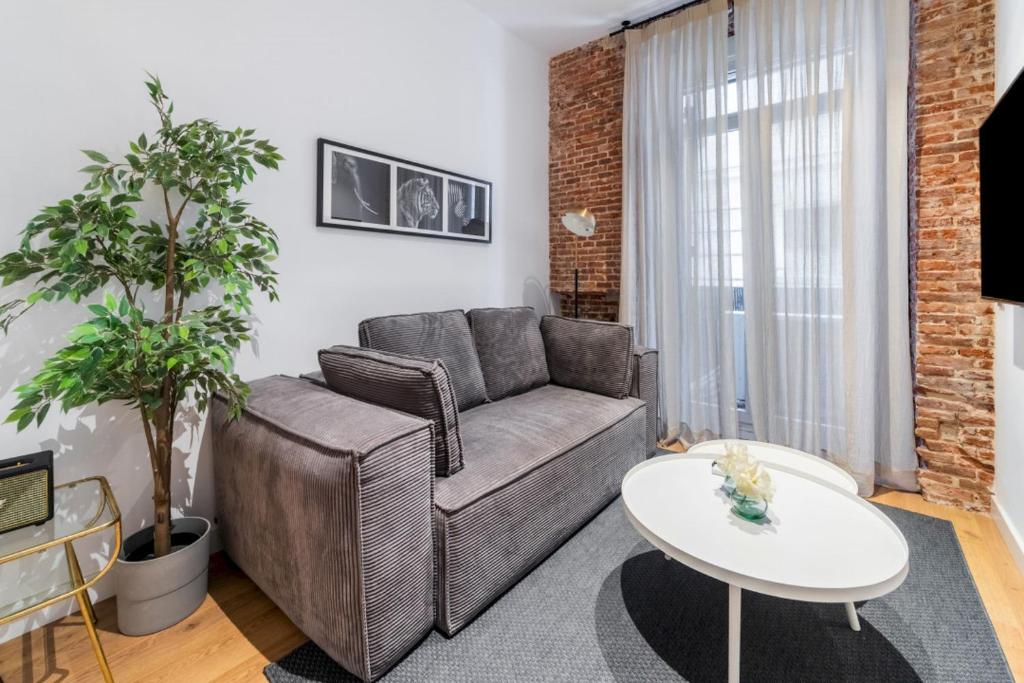 salon z kanapą i stołem w obiekcie 2 bedrooms 1 bathroom furnished - Centro - equipped & stylish - Minty Stay w Madrycie