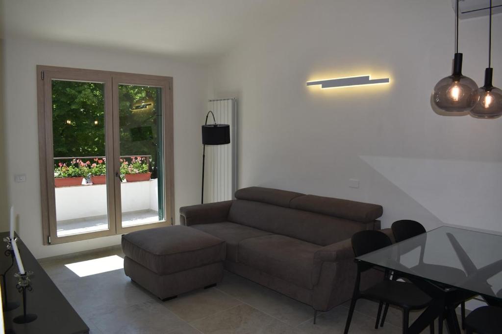 a living room with a couch and a table at Casa con vista sul Duomo, 400 m da Piazza del Campo in Siena
