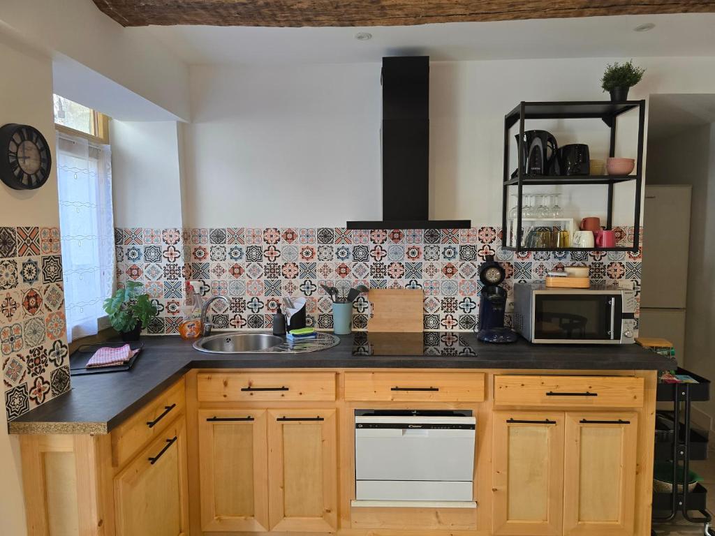 Η κουζίνα ή μικρή κουζίνα στο Maison, Largentière LESCALEYEST