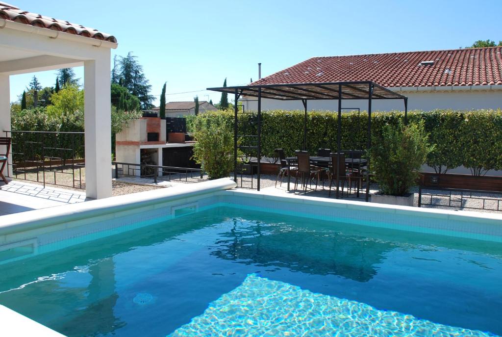 une piscine dans l'arrière-cour d'une maison dans l'établissement Villa Benestar, à Saint-Laurent-la-Vernède