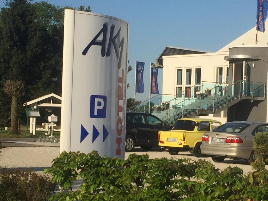 ein Schild für Aagra vor einem Parkplatz in der Unterkunft AK 1 Hotel in Ducherow
