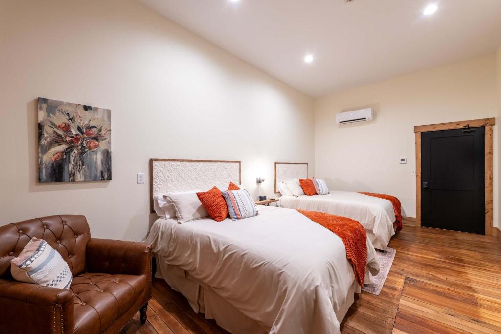 una camera con due letti e un divano in camera di Cozy Corner - Room 5 a Versailles