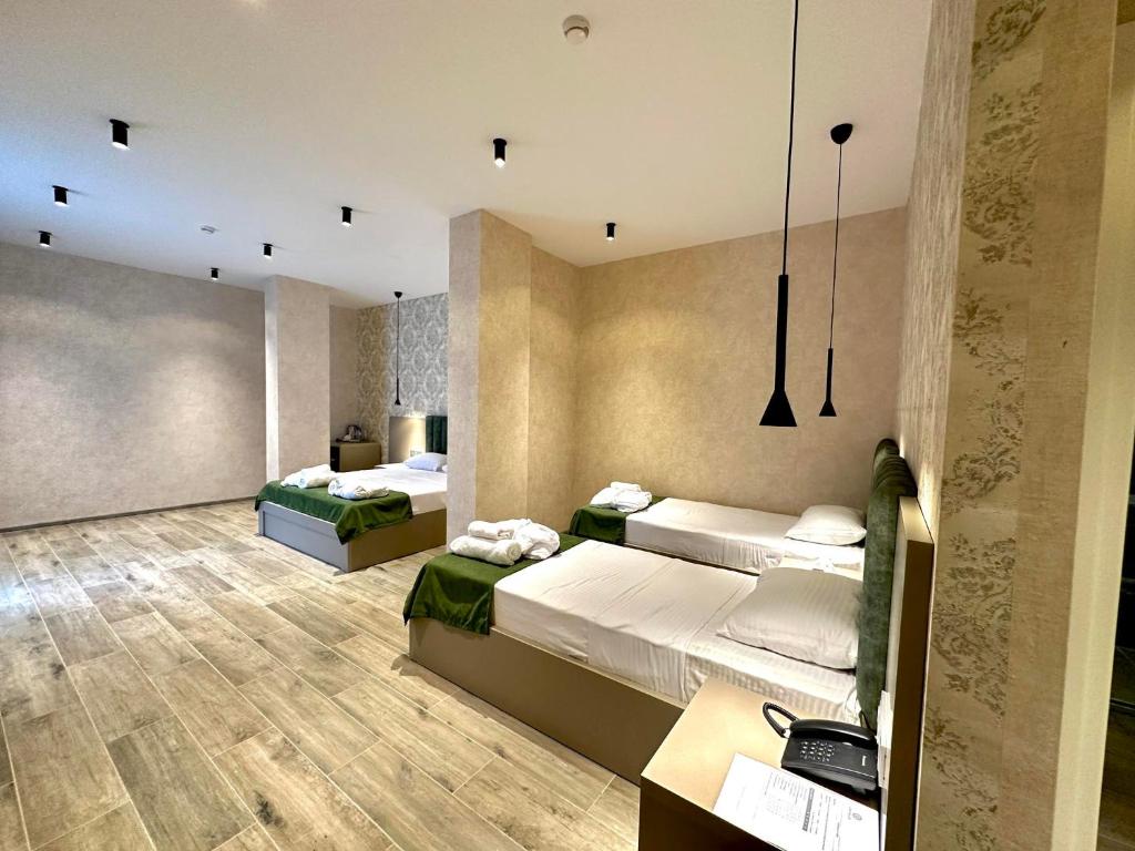 Postel nebo postele na pokoji v ubytování Emerald Hotel